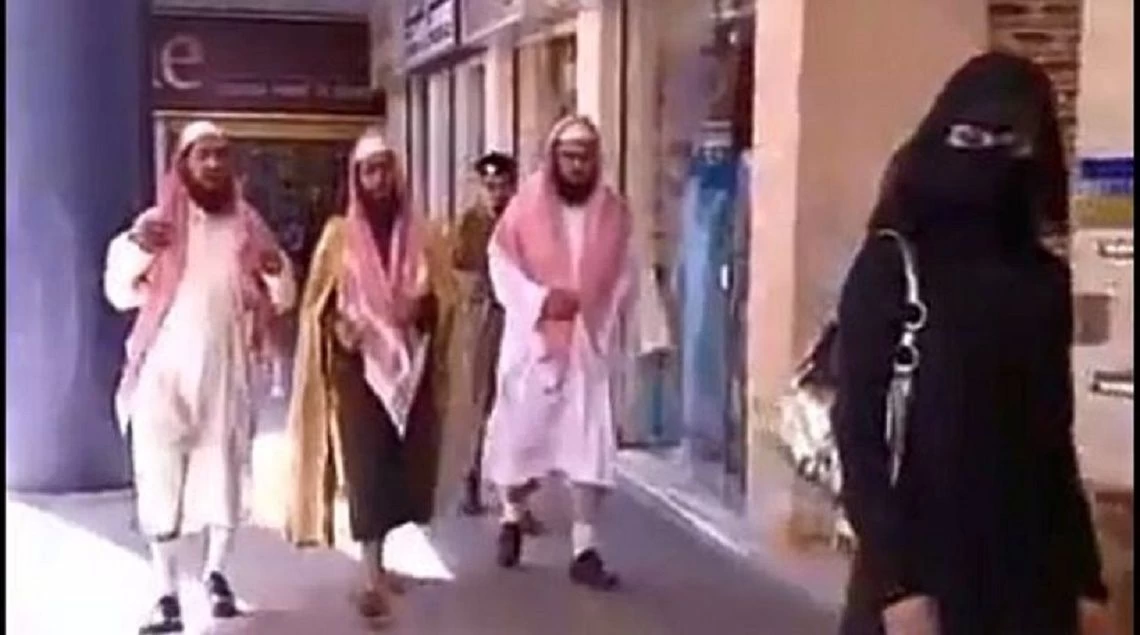 «Ισλαμική αστυνομία» στο κέντρο της Αθήνας: Χτύπησαν μουσουλμάνα στην πλατεία Βάθης